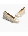 Zapato escotado mujer Pitillos picados cuña cómoda oro P5744