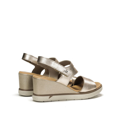 Sandalia Fluchos Smash de mujer con cuña dorada - F1973