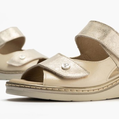 Sandalias Pitillos de mujer con cuña y doble velcro en beige - P10312