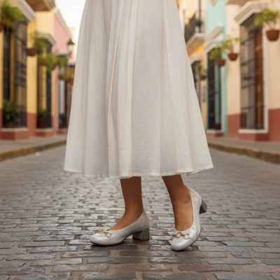 Zapatos Pitillos tipo salón ribete con adorno en oro tacon bajo -  P11133